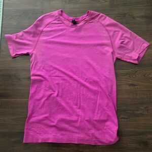 Lululemon Short Sleeve T-shirt - Pink - Small